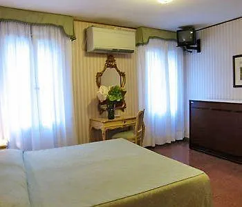 Hotel Leonardo Venice 2*,
